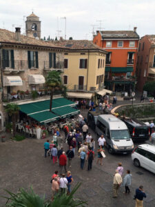 Touristen in Sirmione