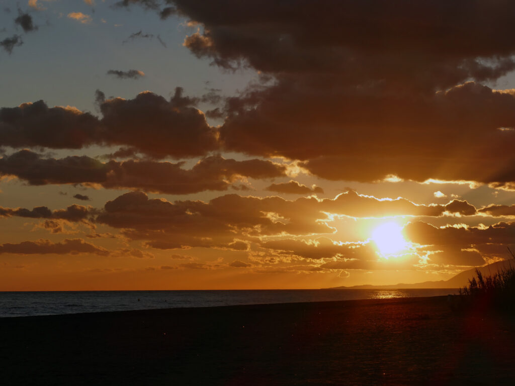 Sonnenuntergang am Strand Almayate