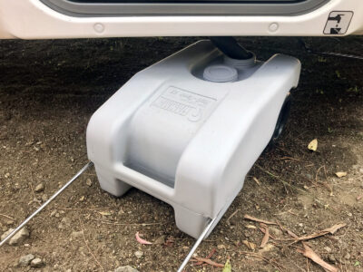 Grauwassertank mit Wassertrolley entleeren