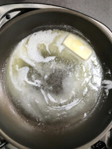 Hefezopf - Butter schmelzen